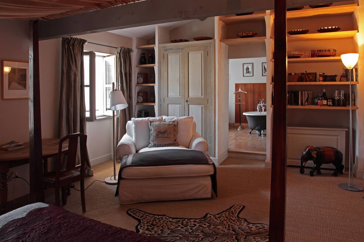 romantic suite, 1 king bed | minibar