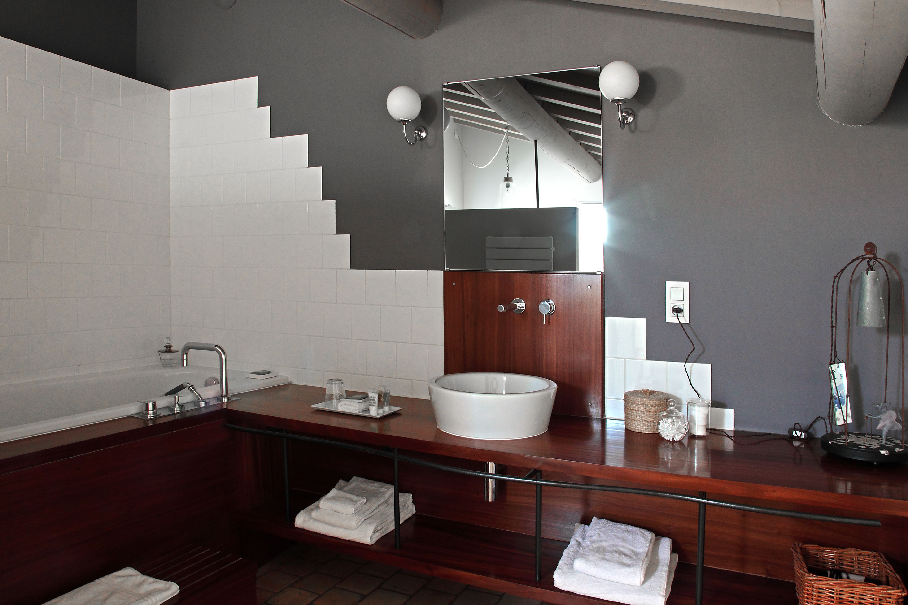 deluxe suite | bathroom | combined shower/bathtub, free toiletries, hair dryer, bathrobes