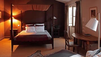 Romantic Suite, 1 King Bed | Hypo-allergenic bedding, Select Comfort beds, minibar