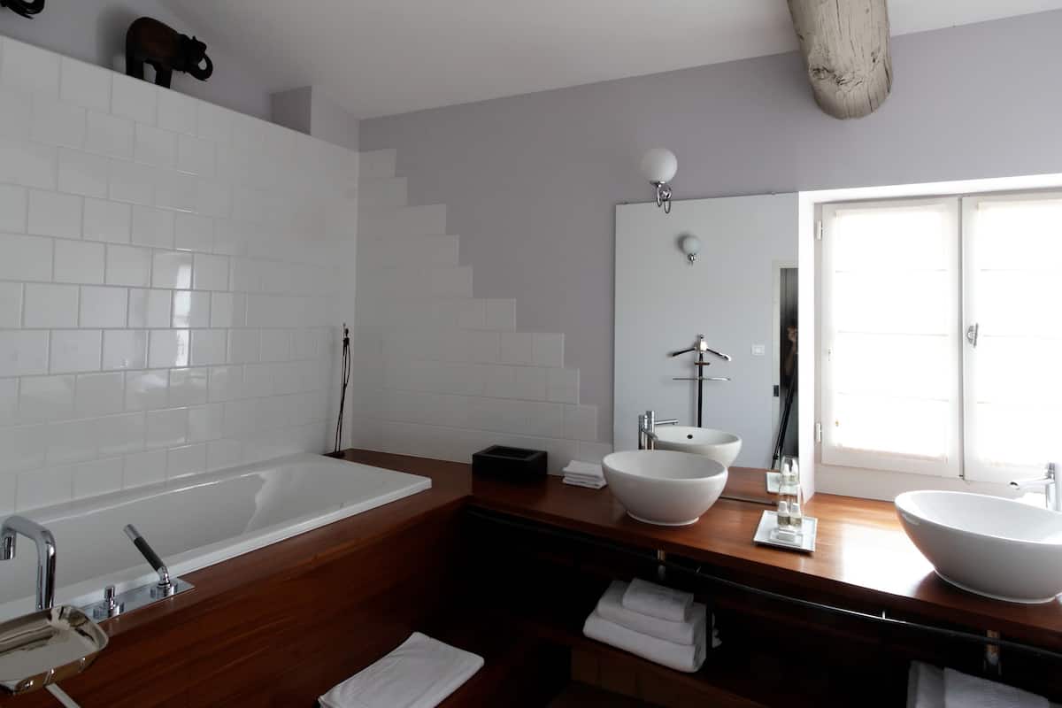 deluxe suite | deep-soaking bathtub