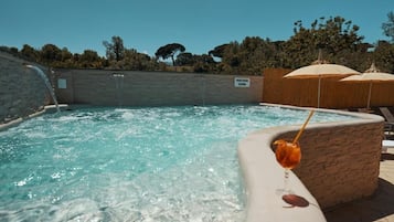 Piscina stagionale all'aperto, ombrelloni da piscina, lettini