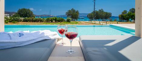 Una piscina al aire libre de temporada, sombrillas
