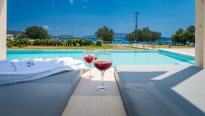 Seasonal outdoor pool, open 9 AM to 9 PM, pool umbrellas, pool loungers - En Milo (Milos)