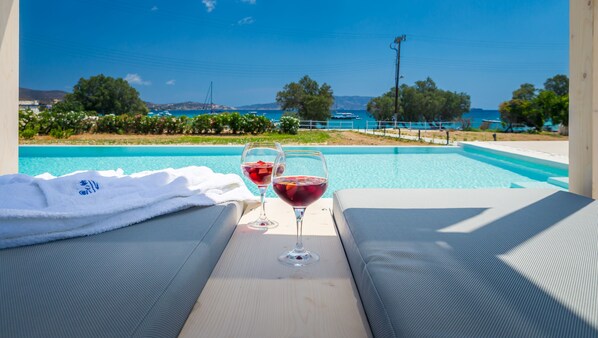 Seasonal outdoor pool, open 9 AM to 9 PM, pool umbrellas, sun loungers - En Milo (Milos)