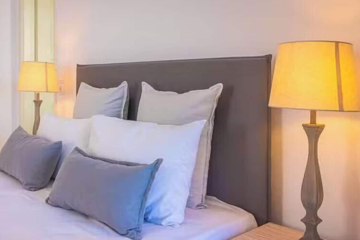 Rom, sjøutsikt, 1. etasje | Allergitestet sengetøy, senger med overmadrass og safe på rommet