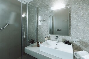Junior Suite, Balcony, Sea View | Bathroom