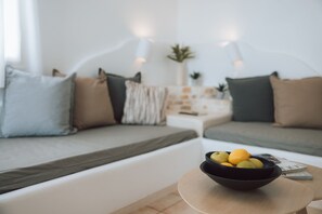 Suite, 1 Bedroom, Sea View, Ground Floor | Hypo-allergenic bedding, pillowtop beds, in-room safe, desk - En Milo (Milos)