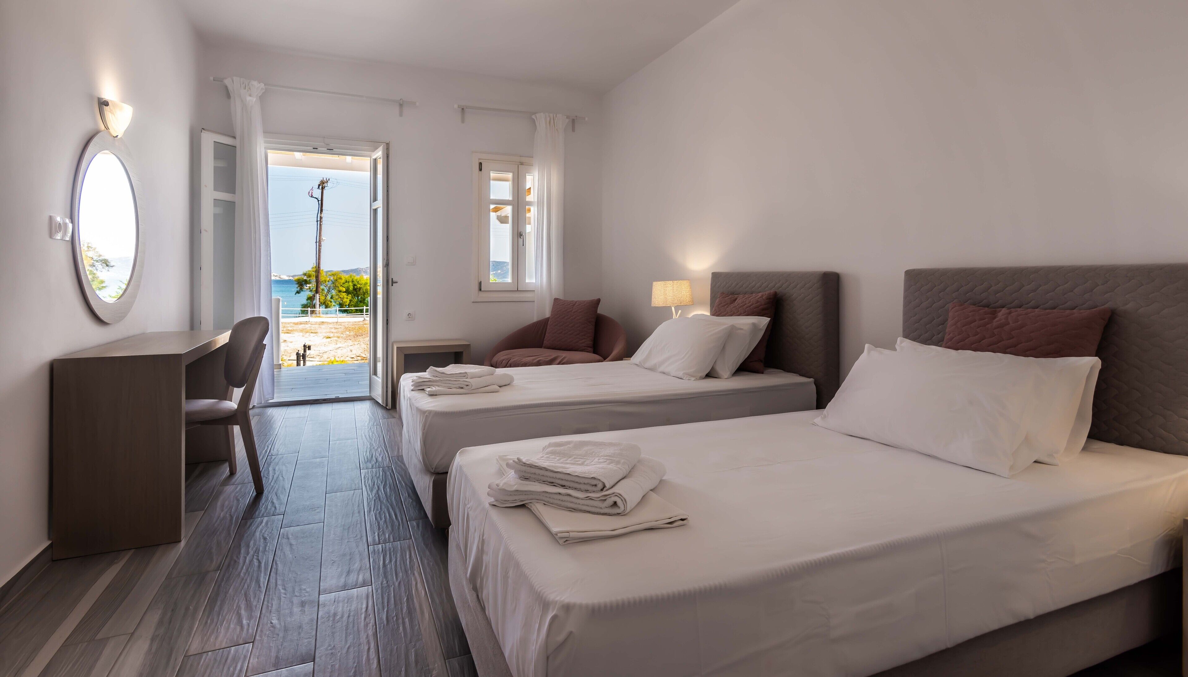 Habitación Deluxe, vistas al mar, planta baja | Ropa de cama hipoalergénica y colchones con acolchado adicional