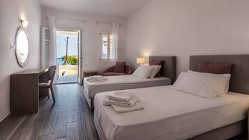 Habitación Deluxe, vistas al mar, planta baja | Ropa de cama hipoalergénica y colchones con acolchado adicional