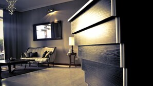 A modern living room with a sofa, a coffee table, and a lamp. - Galeón Mar del Plata (Mar del Plata)