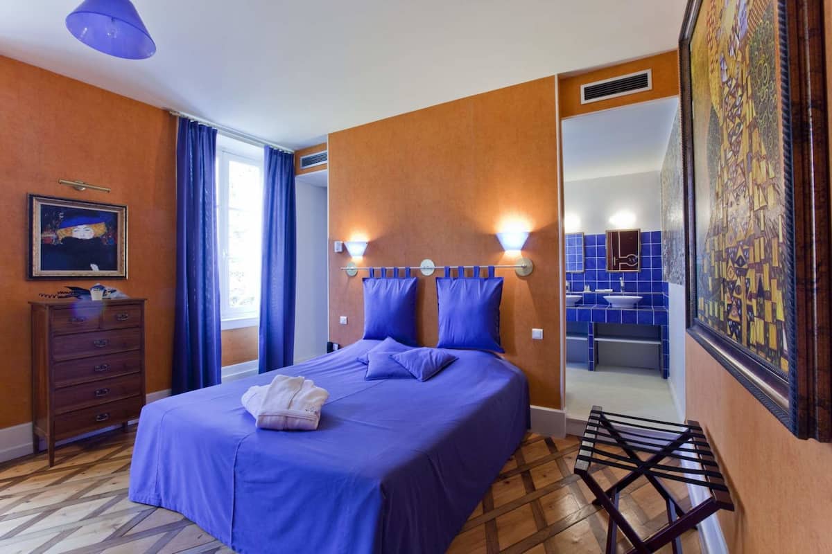 single room | in-room safe, desk, soundproofing, iron/ironing board