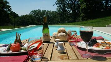 Outdoor pool, pool umbrellas, sun loungers