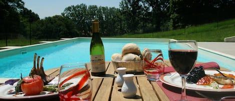 Piscine extérieure, parasols de plage, chaises longues