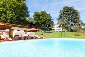 Outdoor pool, pool umbrellas, pool loungers - Le Domaine de la Colombière (Moissieu-sur-Dolon)