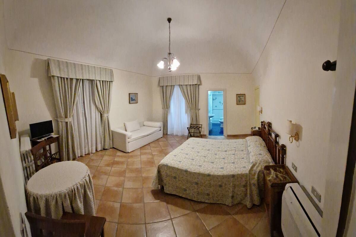 deluxe triple room | 1 bedroom, in-room safe, desk, laptop workspace