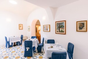 Café da manhã com buffet grátis todos os dias