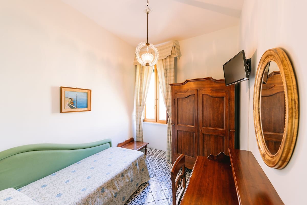 standard single room | 1 bedroom, in-room safe, desk, laptop workspace