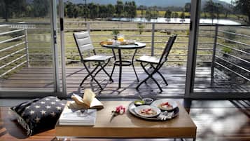 Tủ lạnh, lò vi sóng, bếp nấu, dụng cụ pha cà phê/trà