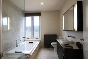 Hårføner, badekåper, håndklær og såpe