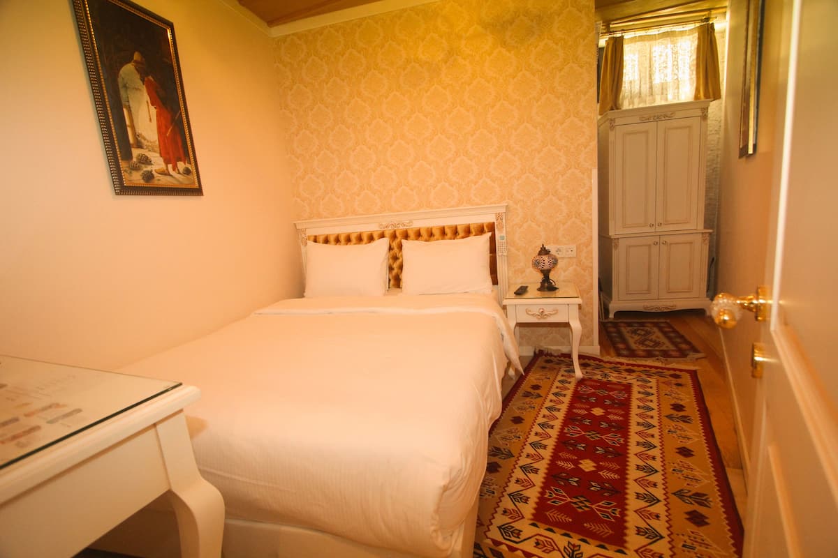 Habitación doble económica | Ropa de cama de alta calidad, edredón y minibar