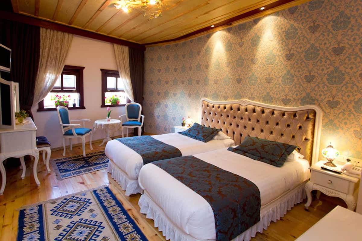 Habitación superior con 1 cama matrimonial o 2 individuales | Ropa de cama de alta calidad, edredón y minibar