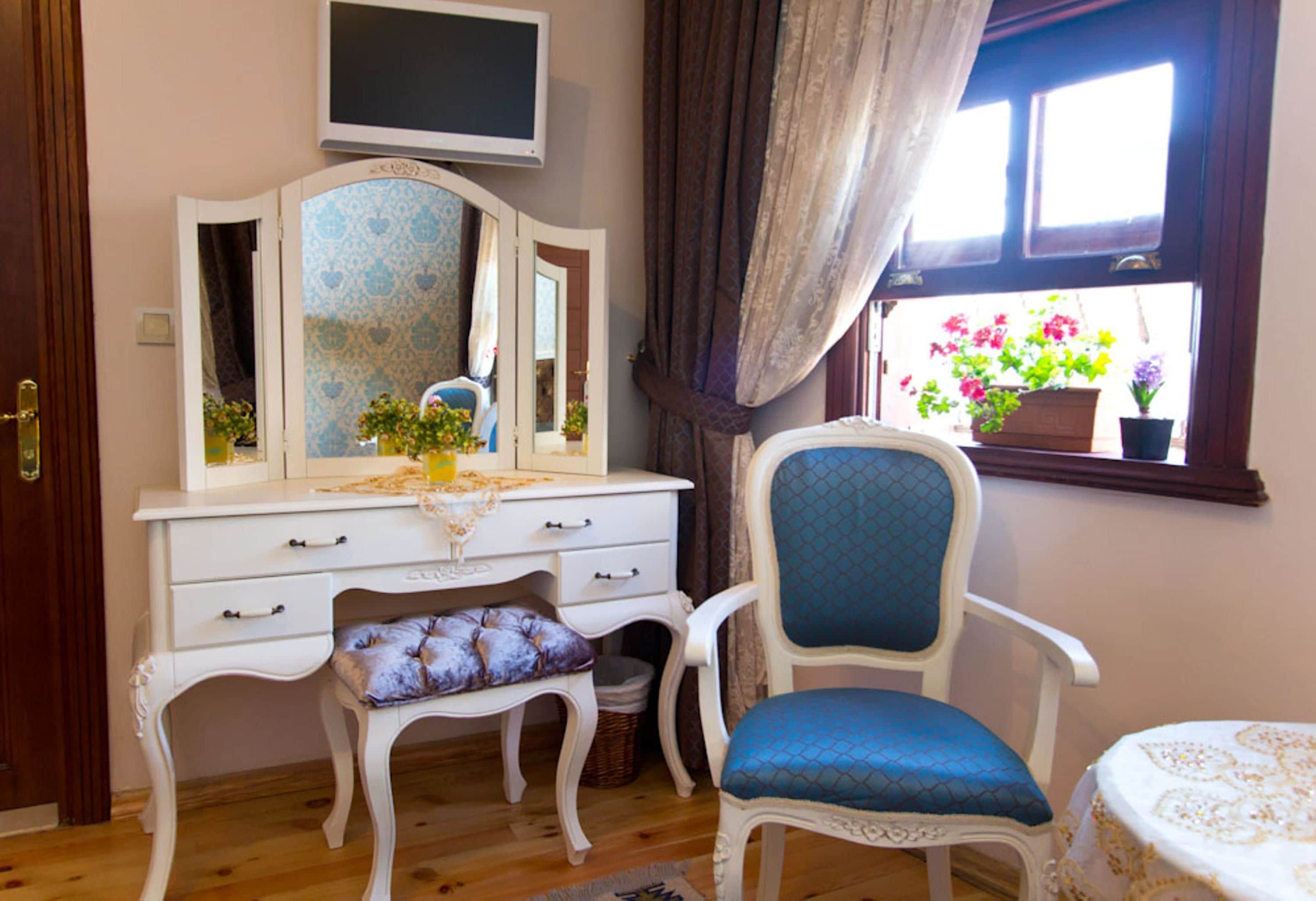 premium bedding, down duvets, minibar, in-room safe