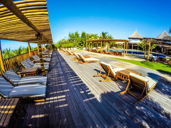 4 outdoor pools, pool umbrellas, pool loungers
