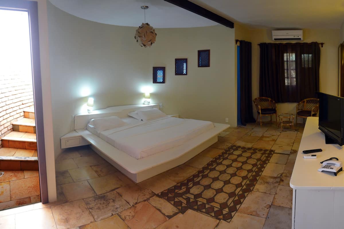 1 habitación, caja de seguridad en la habitación y escritorio