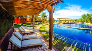 4 piscines extérieures, parasols de plage, chaises longues