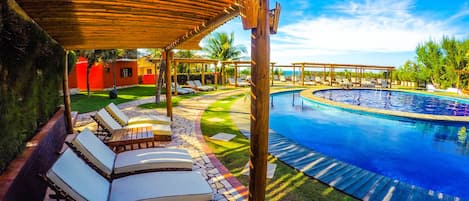 4 piscinas al aire libre, sombrillas, sillones reclinables de piscina