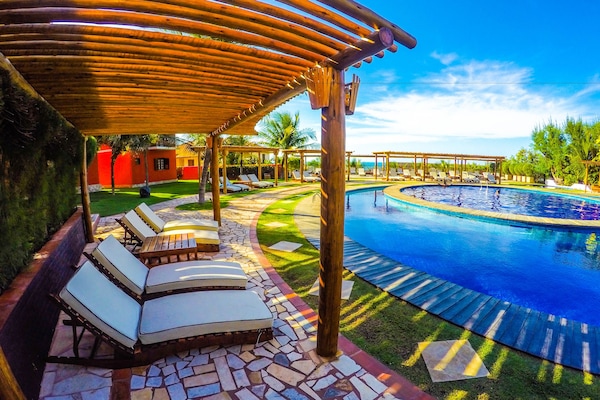 4 piscines extérieures, parasols de plage, chaises longues