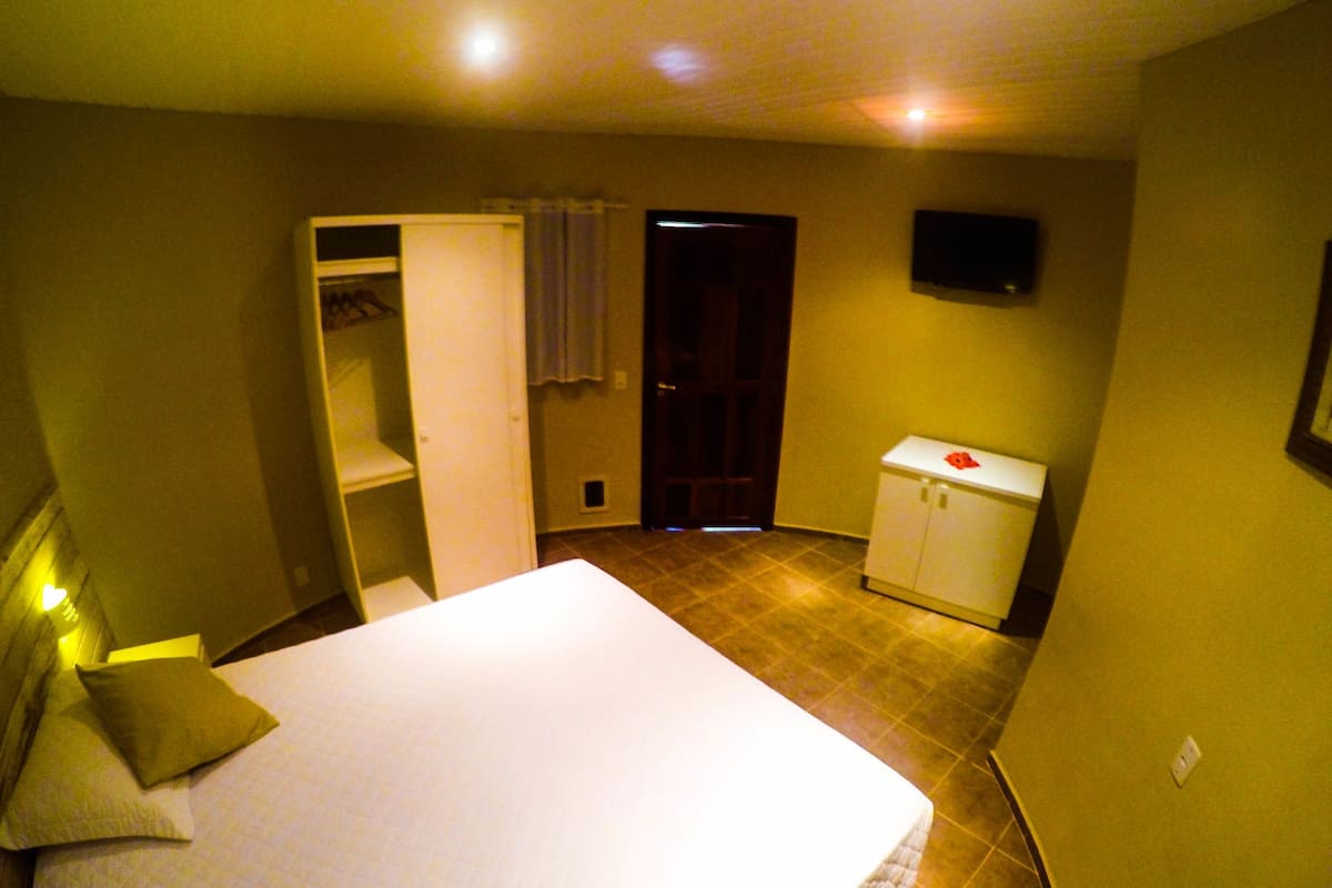 1 habitación, caja de seguridad en la habitación y escritorio