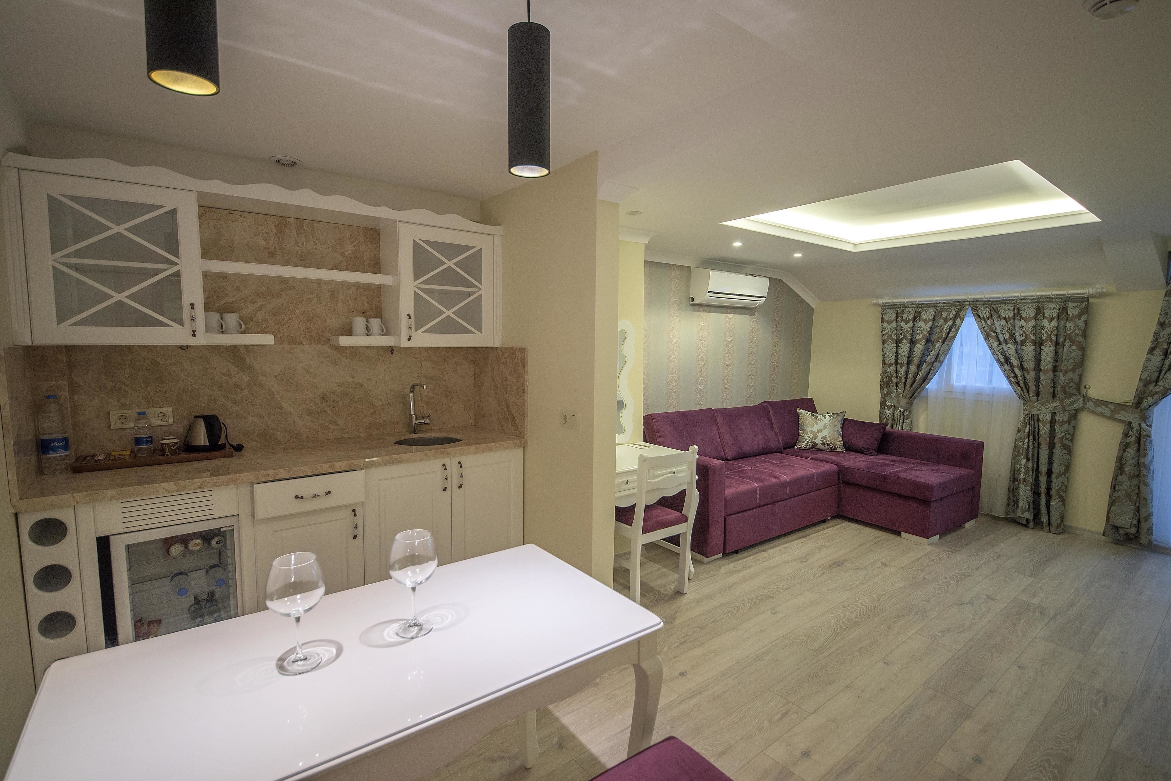 suite (king) | premium bedding, minibar, in-room safe, desk