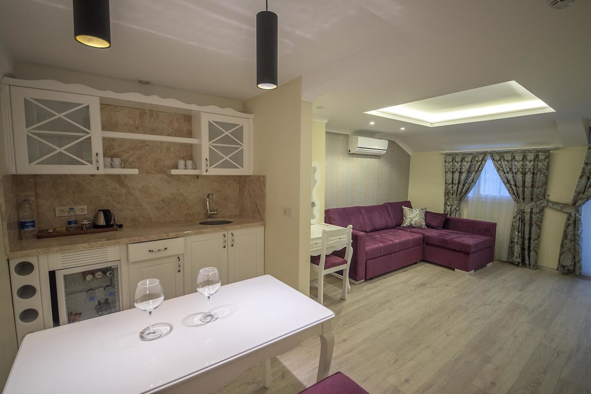 suite (king) | premium bedding, minibar, in-room safe, desk