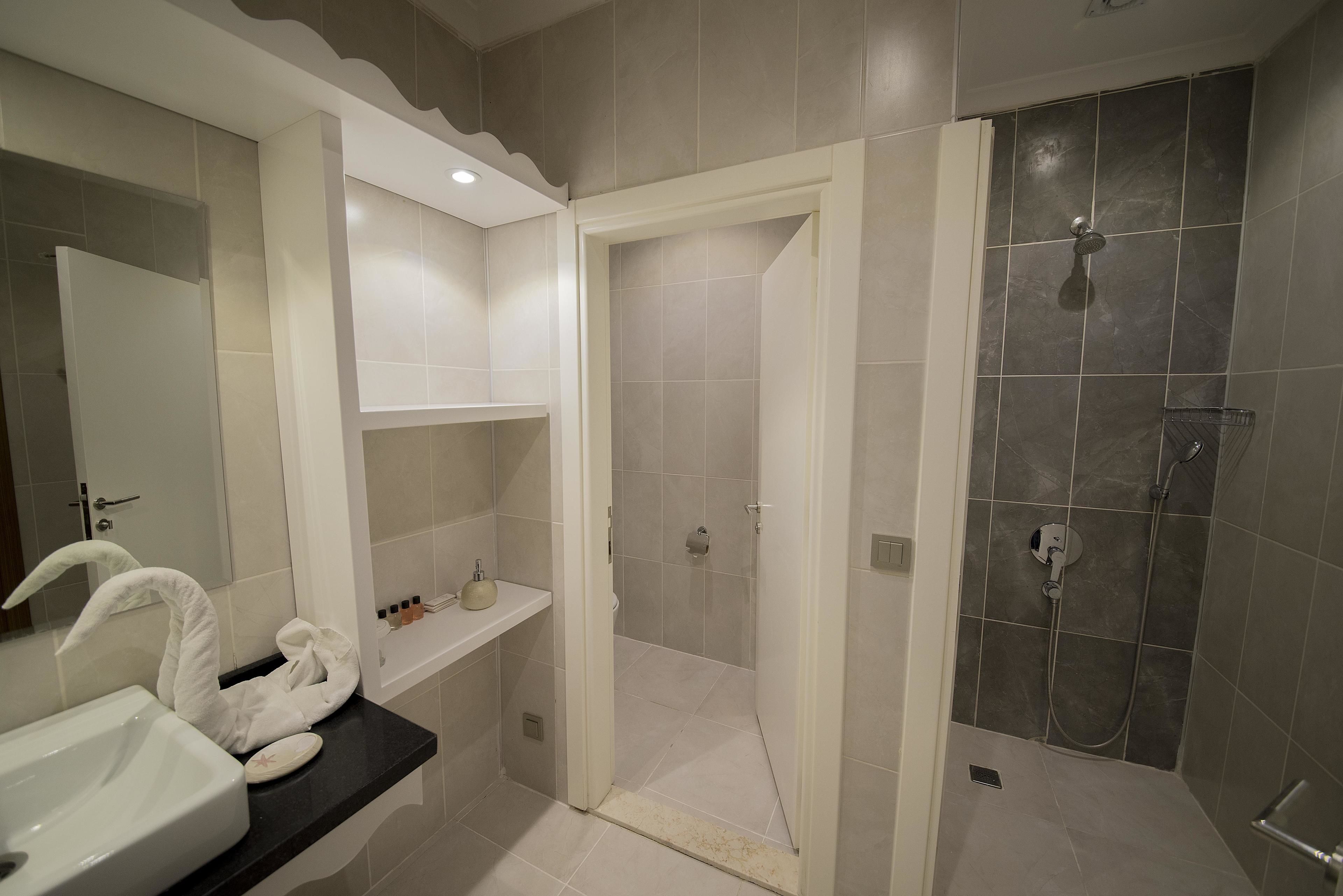 suite (king) | bathroom | shower, free toiletries, hair dryer, slippers