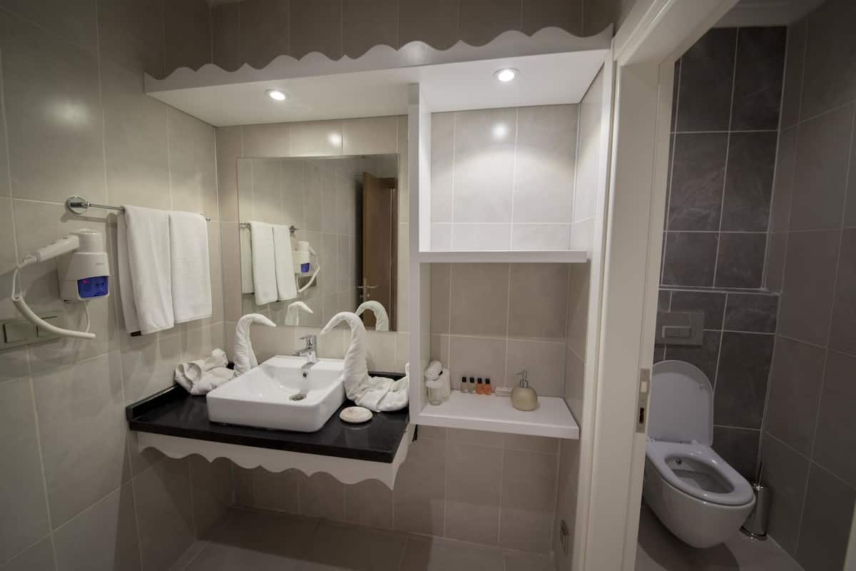 suite (king) | bathroom | shower, free toiletries, hair dryer, slippers