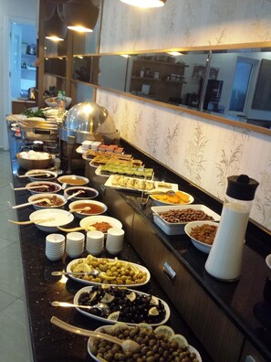 Breakfast served  - Yeniceri City Hotel (Fethiye)