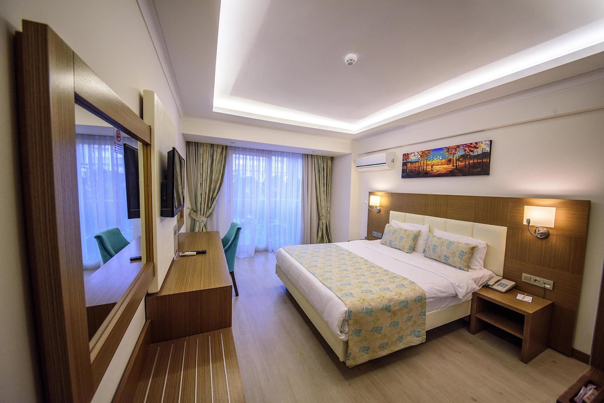 Double Room with City View | Luxe beddengoed, een minibar, een kluis op de kamer, een bureau
