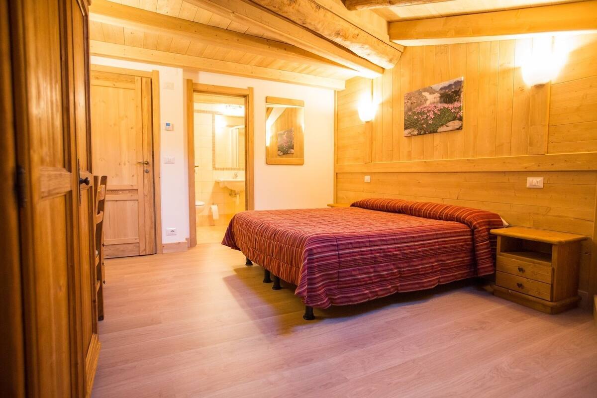 in-room safe, desk, free wifi, bed sheets