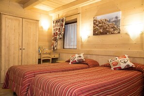 Classic Double Room, Private Bathroom | In-room safe, desk, free WiFi, bed sheets - La Barme (Cogne)
