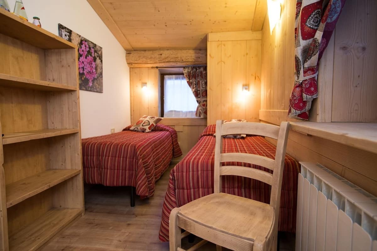 single room, private bathroom | in-room safe, desk, free wifi, bed sheets