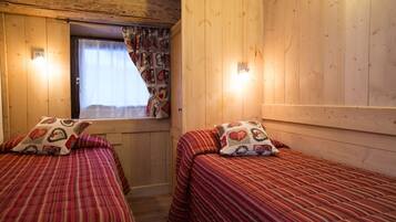 Eenpersoonskamer, privébadkamer | Een kluis op de kamer, een bureau, gratis wifi, beddengoed