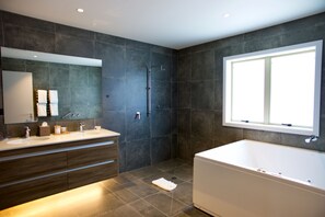 Luxury Apartment, 3 Bedrooms | Bathroom | Separate tub and shower, jetted tub, designer toiletries, hair dryer - Regal Palms Resort (Rotorua)