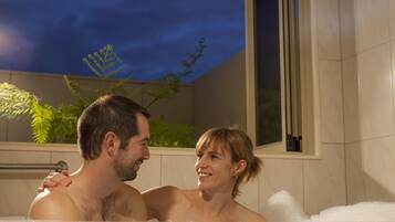 Jetted tub