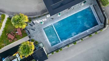 Piscine extérieure, parasols de plage, chaises longues
