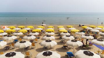 En la playa y playa de arena blanca