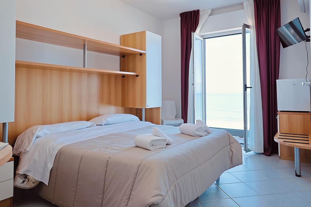 Double Room | 1 bedroom, minibar, desk, soundproofing