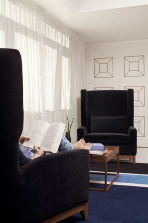 Suite | Living area | 32-inch LCD TV with cable channels, TV - Hotel Pulitzer (Buenos Aires)