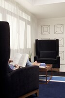 Svíta | Stofa | 32-tommu LCD-sjónvarp með kapalrásum, sjónvarp.