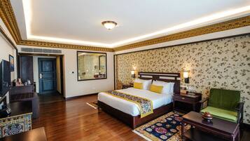 Club Room | Egyptian cotton sheets, premium bedding, in-room safe, desk